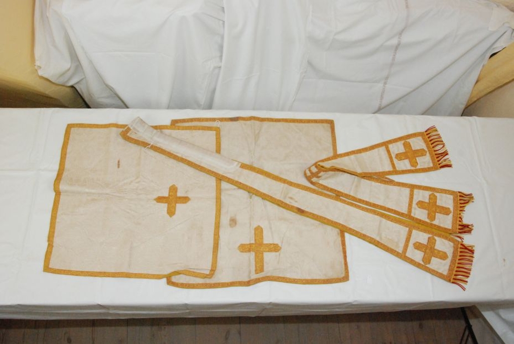 chape , chasuble , bourse de corporal , voile de calice (2) , manipule (2) , étole