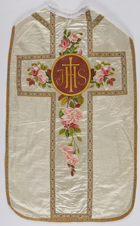 chasuble blanche avec étole, voile de calice et conopée