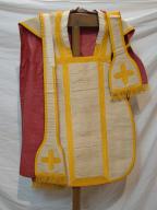 ensemble d'un ornement blanc : chasuble, manipule, étole de clerc, voile de calice, bourse de corporal