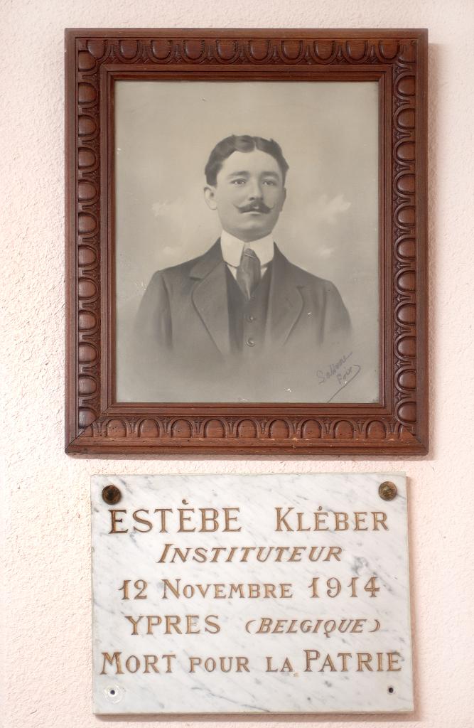 ensemble de la plaque et de la médaille commémoratives de la guerre de 1914-1918 et la photographie dans son cadre