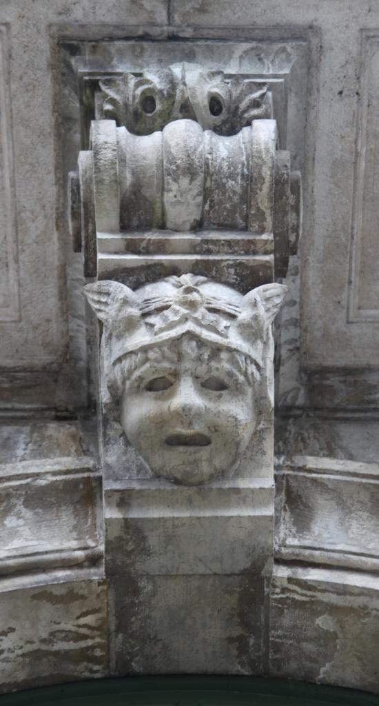 ensemble du décor de la façade du théâtre municipal
