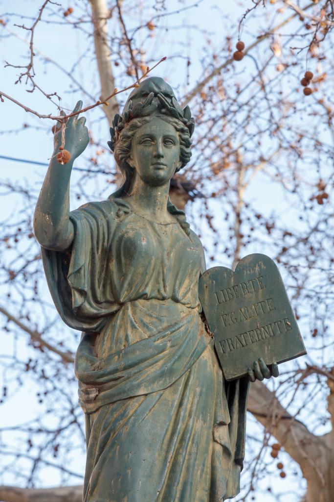 monument (monument commémoratif), fontaine monumentale, République ou Marianne à la Constitution