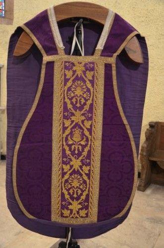 ornement violet : chasuble