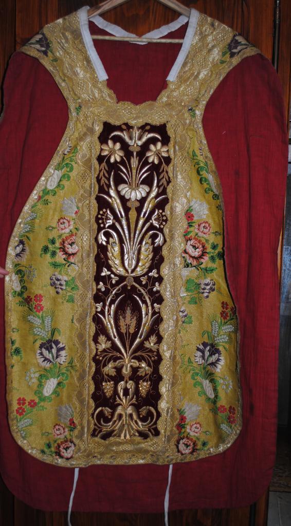 ornement de drap d'or n° 1 : chasuble , étole de clerc , bourse de corporal