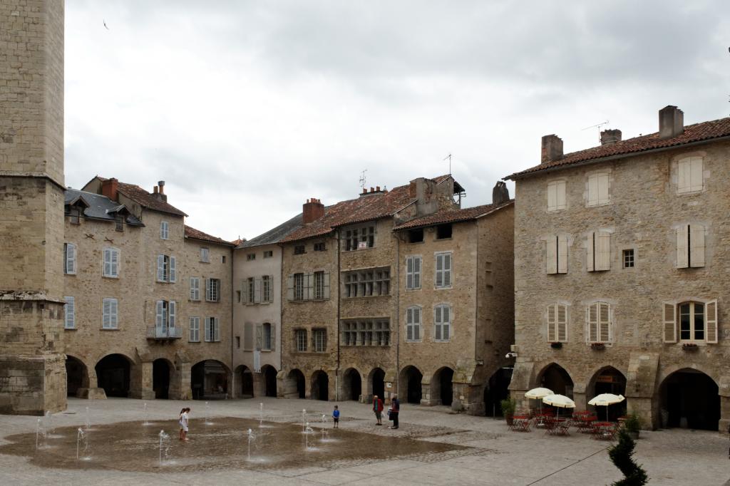 ensemble formé par la place Notre-Dame