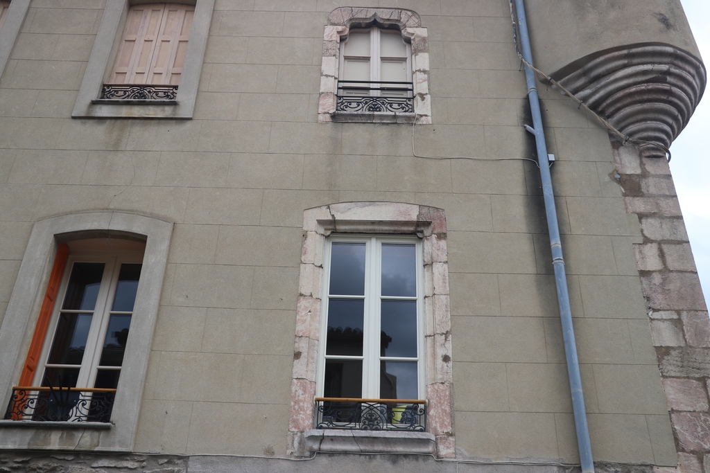 Maison-forte, presbytère, école et mairie