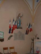 ensemble du monument aux morts de la guerre de 1914-1918 avec une plaque commémorative et la statue (petite nature) de Jeanne d'Arc sur sa console.