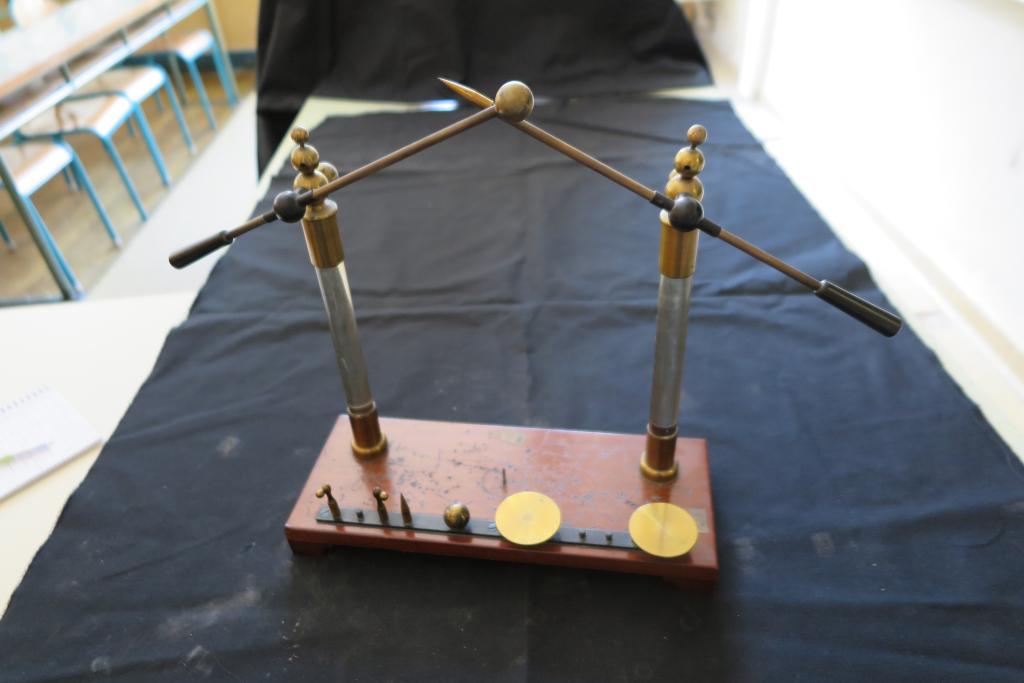 la collection d'objets de physique du lycée Saint-Sernin