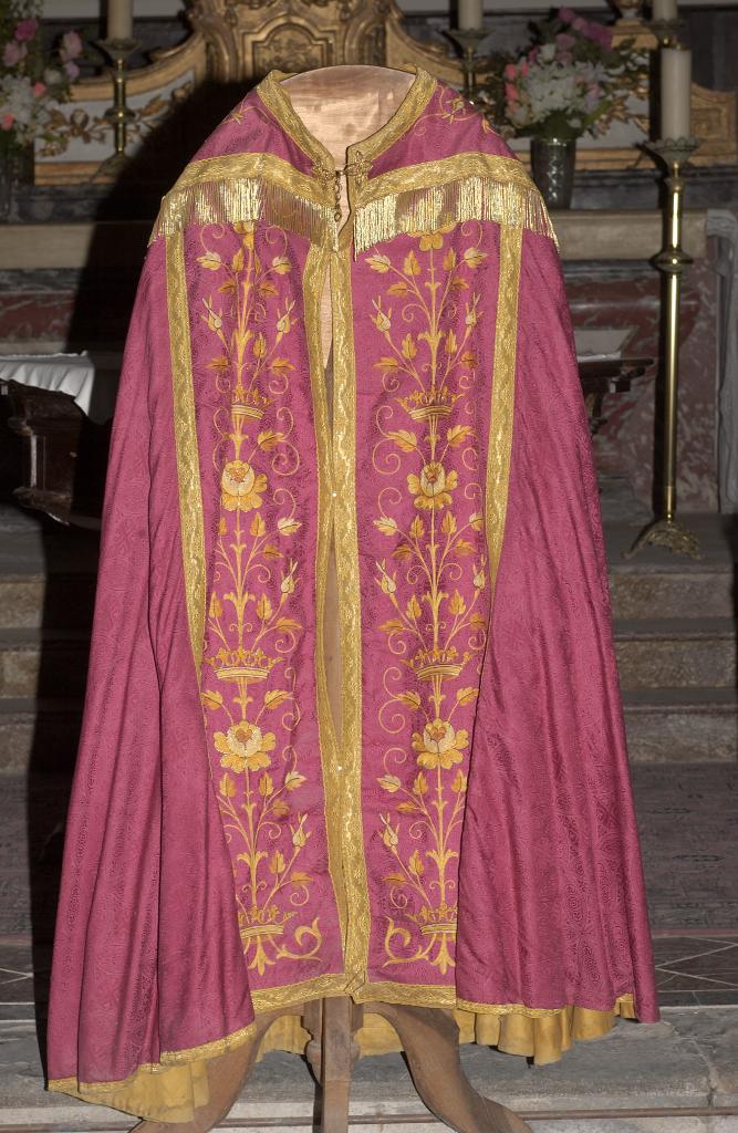 ensemble d'un ornement rouge, de style néo-roman : chasuble, chape, étole et manipule, voile de calice et bourse de corporal