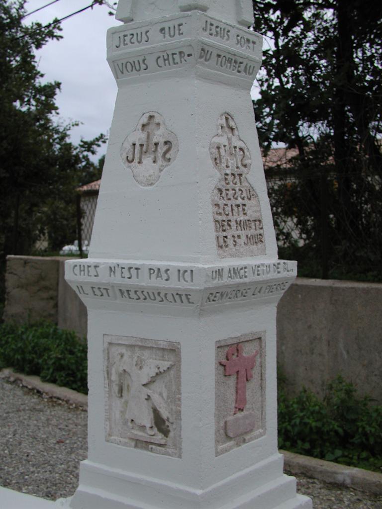 calvaire édicule et ses 3 statues (petite nature) : Christ en croix, la Vierge, saint Jean et sainte Marie-Madeleine