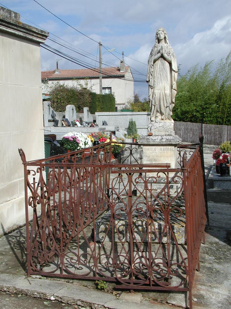 tombeau de la famille Gayral et sa statue (petite nature) : Immaculée Conception dite Notre-Dame-de-Lourdes