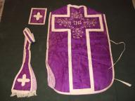 Ornement violet : chasuble ; bourse ; étole