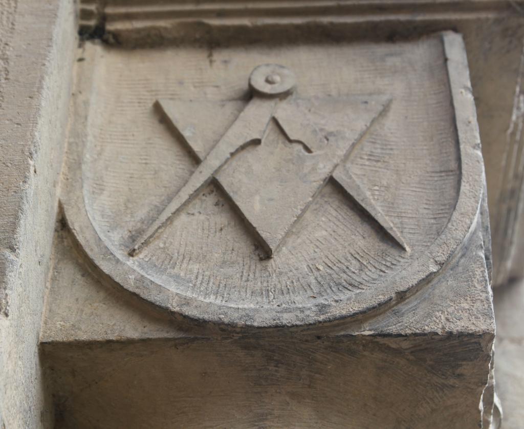 ensemble du décor porté de la façade de l'école Jean Pendariès