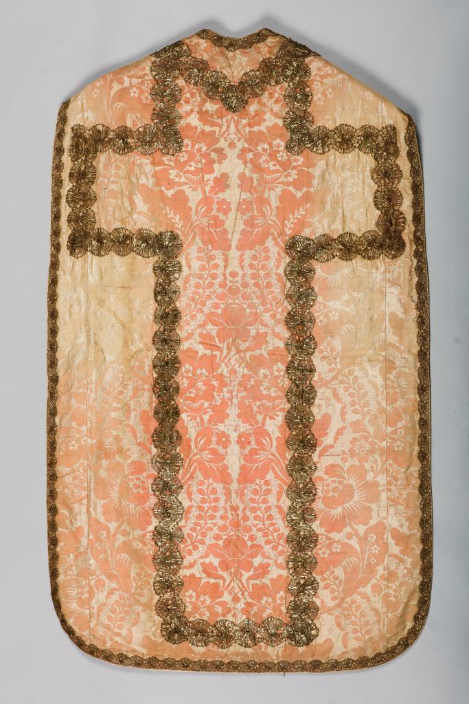 chasuble rose avec étole et manipule