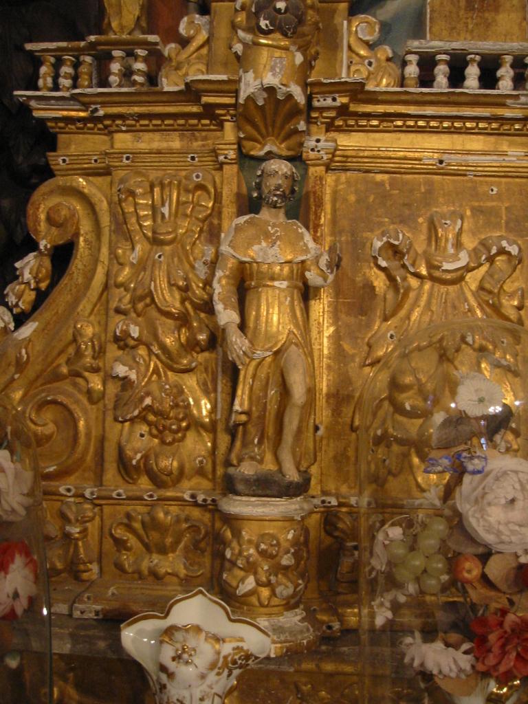ensemble du retable du maître-autel : autel tombeau, retable architecturé, tableau : Crucifixion, statuettes (2) : Saint Roch et Saint Nicolas