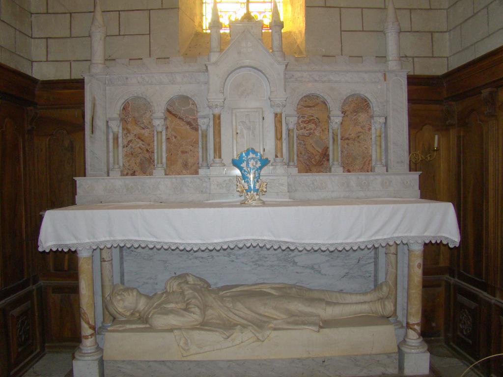 ensemble du mobilier et du décor de la chapelle dédiée aux morts de la guerre 1914-1918 : lambris de demi-revêtement, autel secondaire, tabernacle architecturé à ailes, statue (petite nature) de Jeanne d'Arc