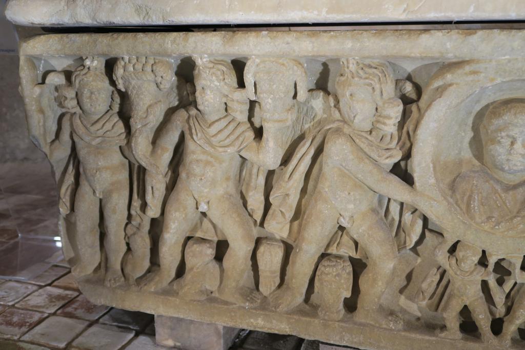 sarcophage, actuellement autel