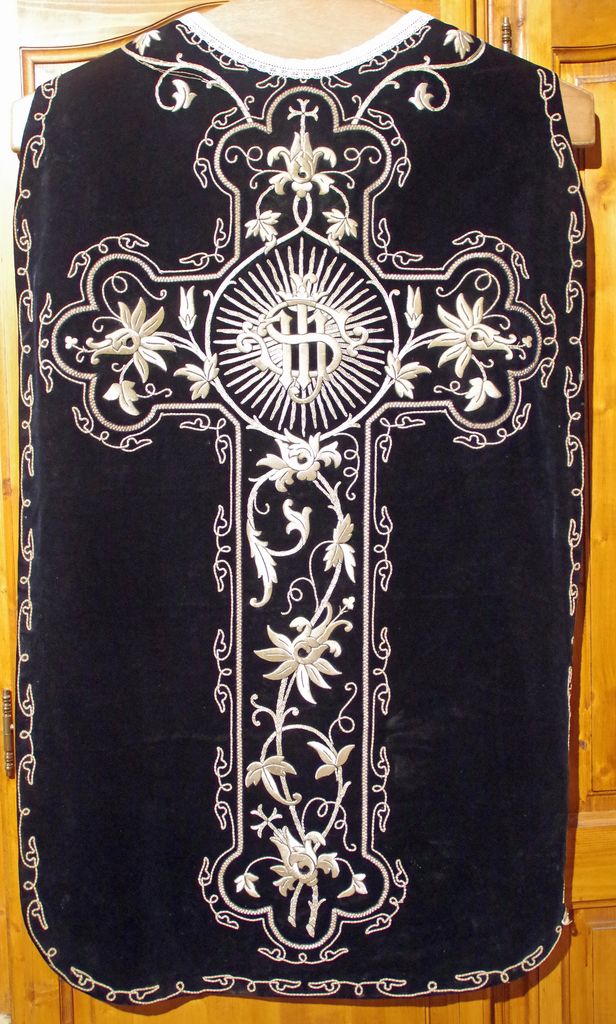 sommaire des textiles de l'église de Saint-Laurent-d'Aigouze