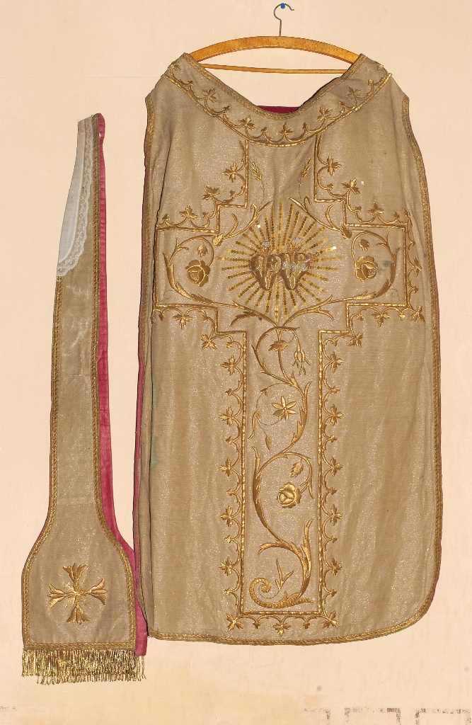 ornement liturgique catholique or de style néo-gothique, avec une chape
