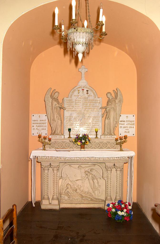 ensemble du monument aux morts de la guerre de 1914-1918 avec l'autel secondaire, les cinq plaques commémoratives, les deux statues (petite nature) des anges et le drapeau du Sacré-Coeur
