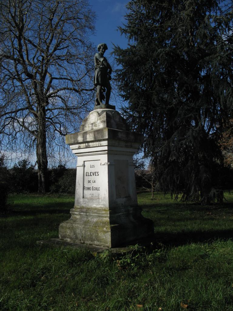 monument commémoratif dédié à Emile Lefèvre et statue (petite nature) : l'Automne