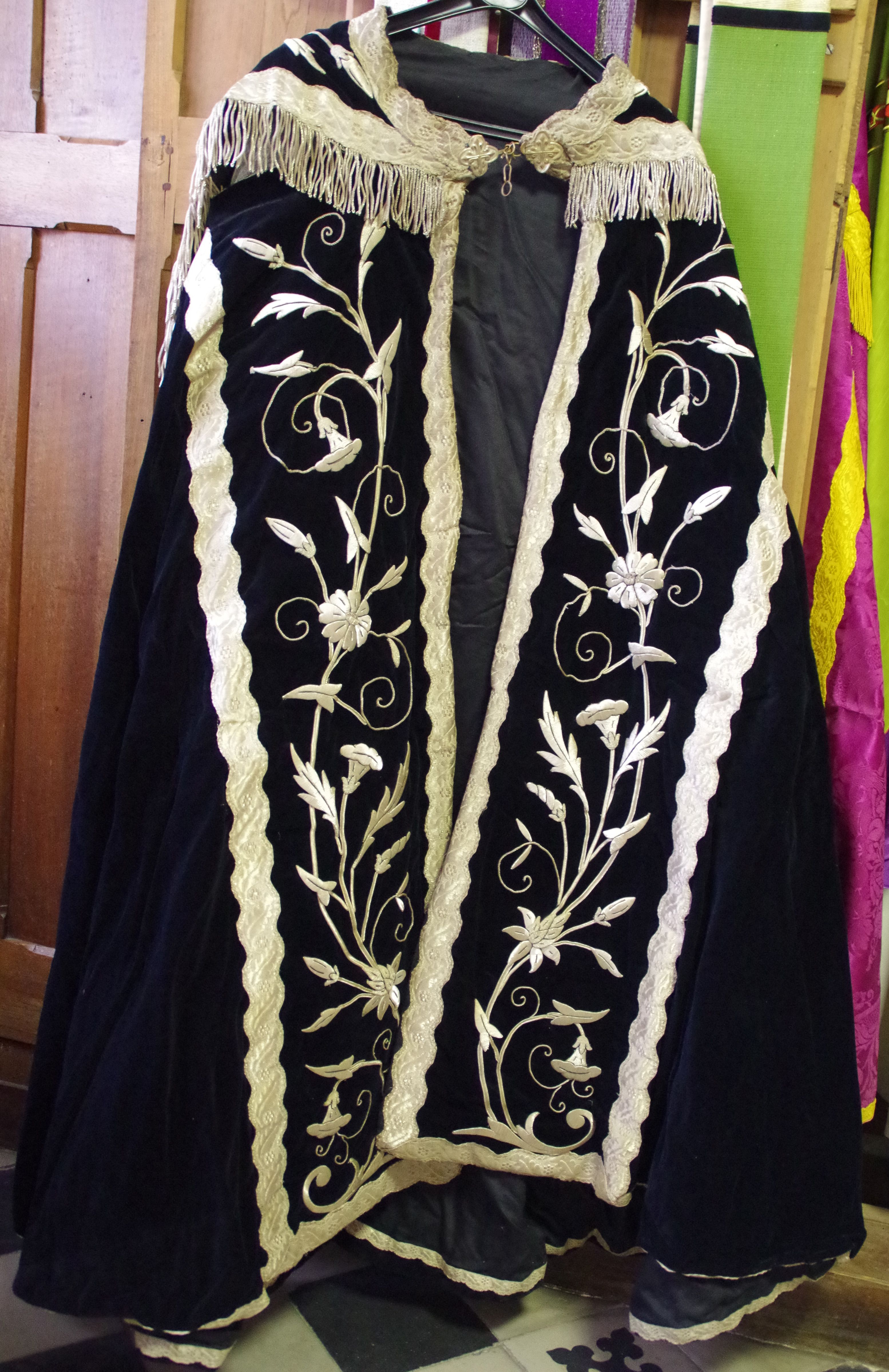 sommaire des textiles de l'église Saint-Jean-Baptiste de Bellegarde