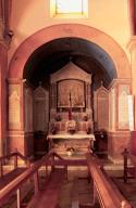 chapelle du monument aux morts de la guerre de 1914-1918 avec un autel secondaire, un tabernacle, trois tableaux, une statue, 6 plaques commémoratives un drapeau et une peinture.