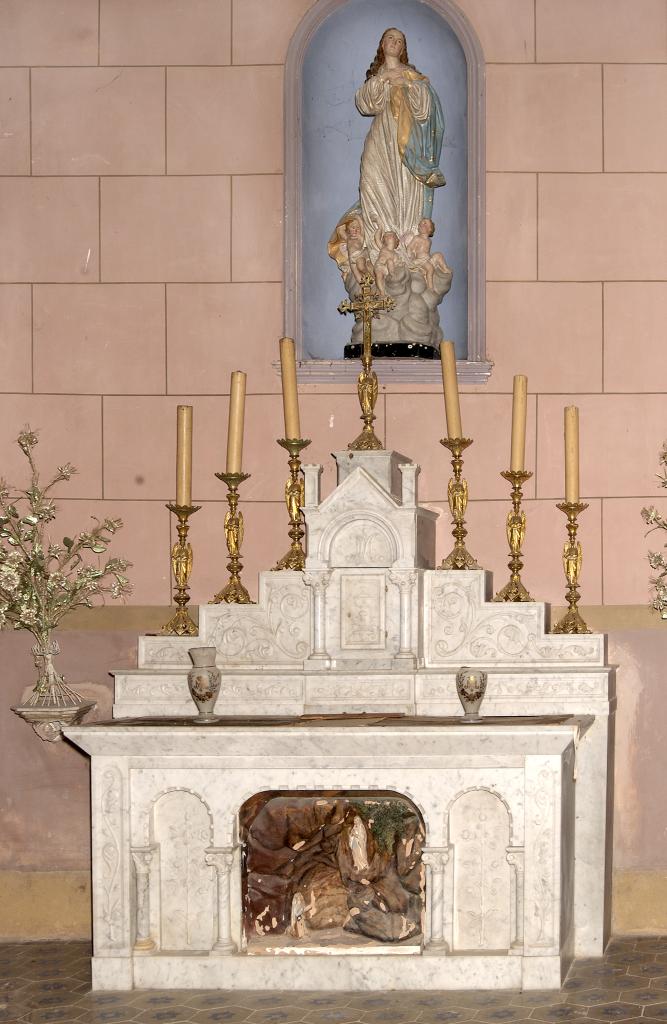 ensemble de l'autel secondaire de l'Immaculée Conception, de style néo-roman : autel tombeau : Apparition de la Vierge de Lourdes à Bernadette Soubirous, gradin d'autel et tabernacle architecturé