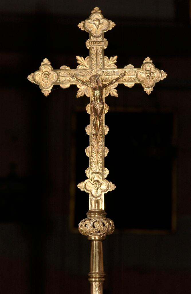 croix de procession, de style néo-roman : Christ en croix