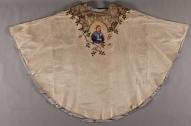 chasuble blanche et tour d'autel de Notre-Dame de Lourdes