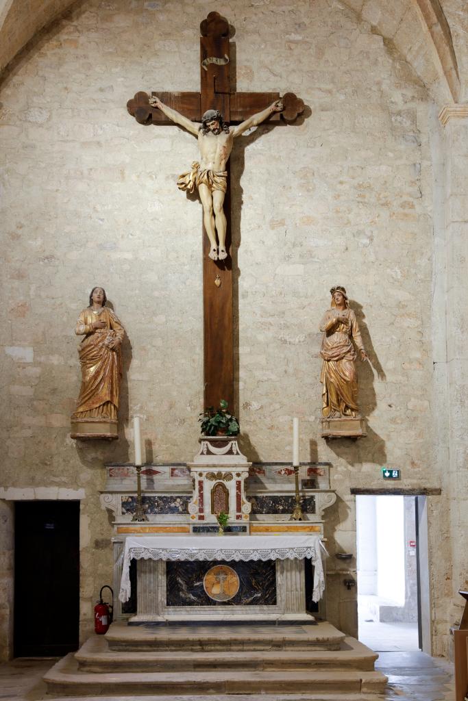 trois statues : Christ en croix entre deux saintes femmes, les Saintes Maries
