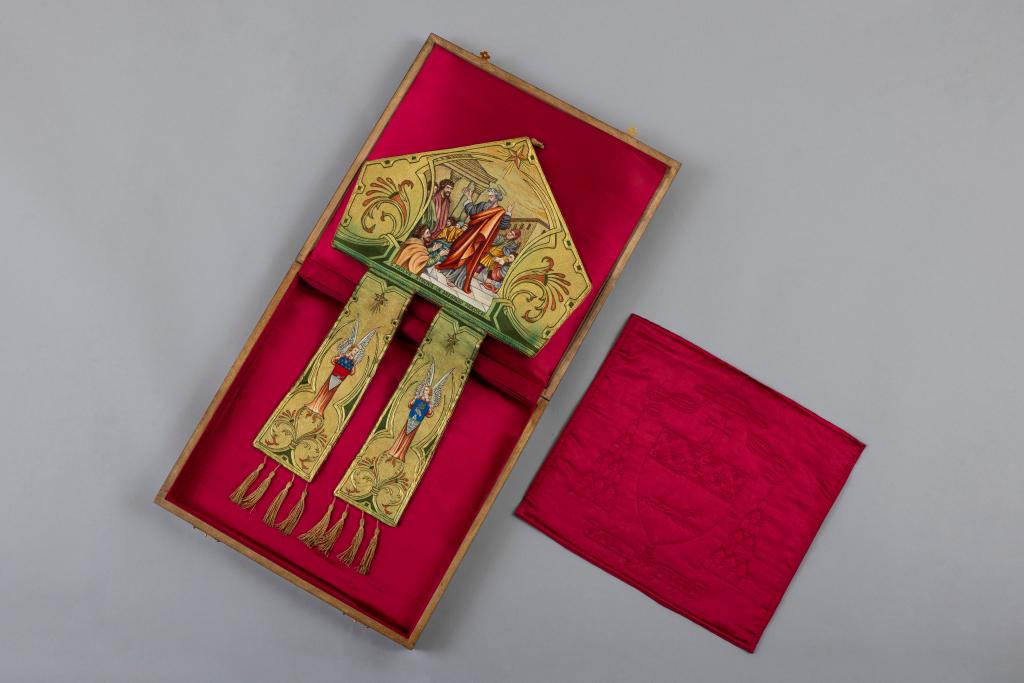 mitre de Mgr Chevrier, molleton et boîte de rangement