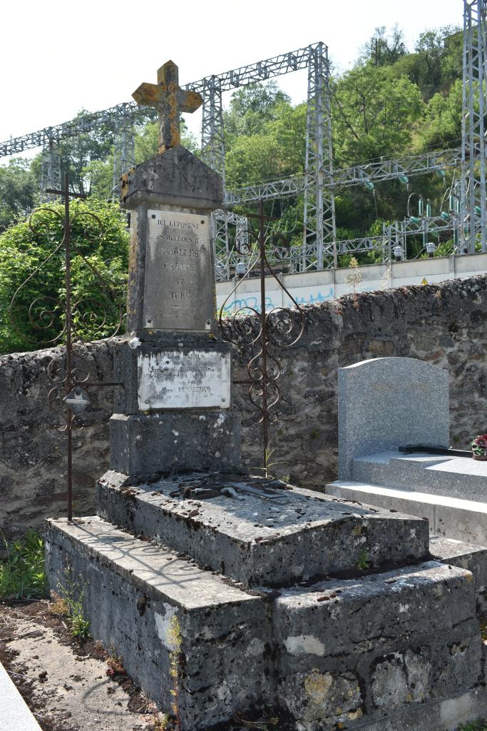 tombeau (stèle funéraire) de l'ancien maire Louis Carnus
