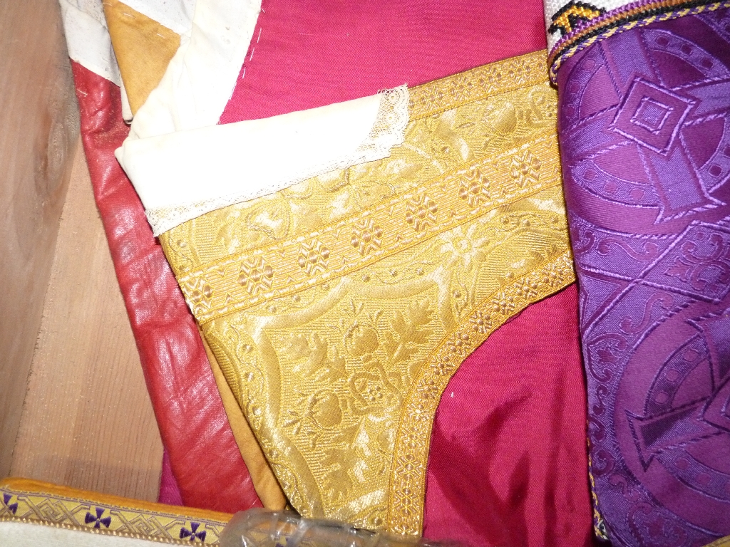 vêtements liturgiques ; chasubles ; étoles; voiles de calice ; manipules ; bourses ; nappes d'autel forfait sacristie