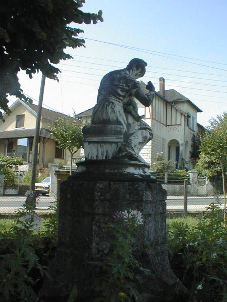 statue (petite nature) : Ainsi font, font, font les petites marionnettes