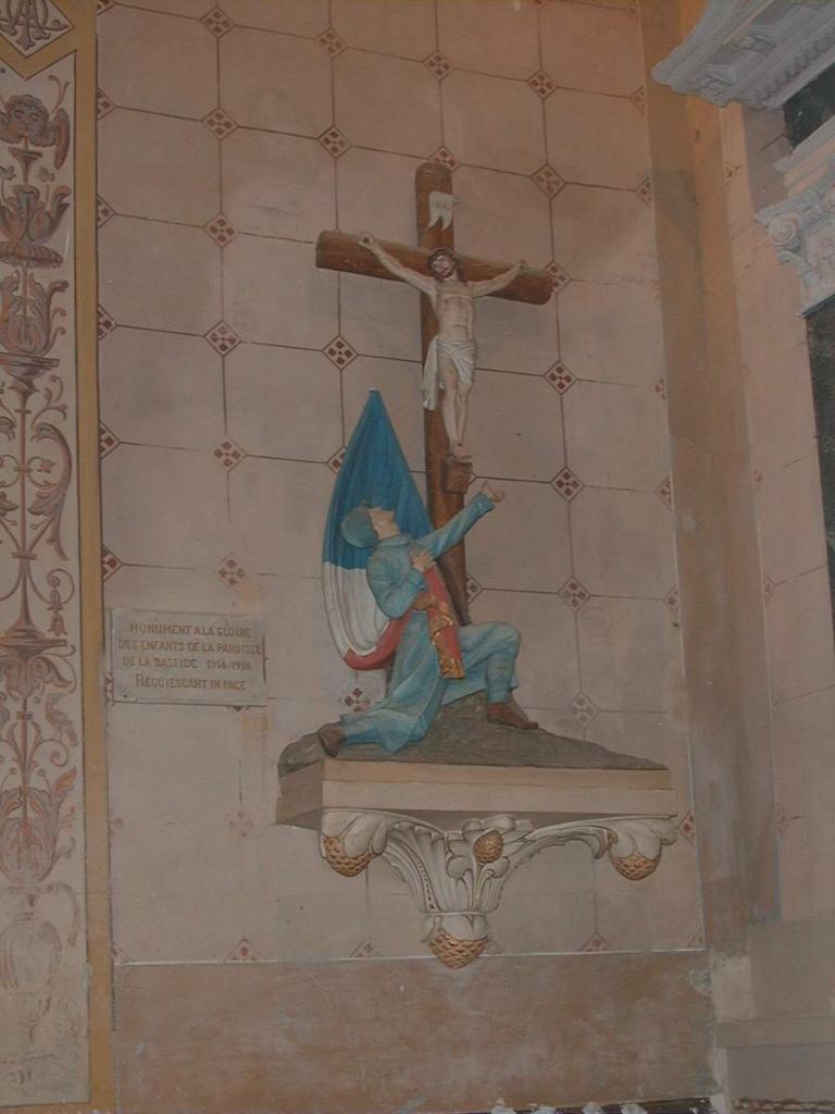 monument commémoratif des morts de la guerre de 1914-1918, plaque commémorative et groupe sculpté sur sa console.