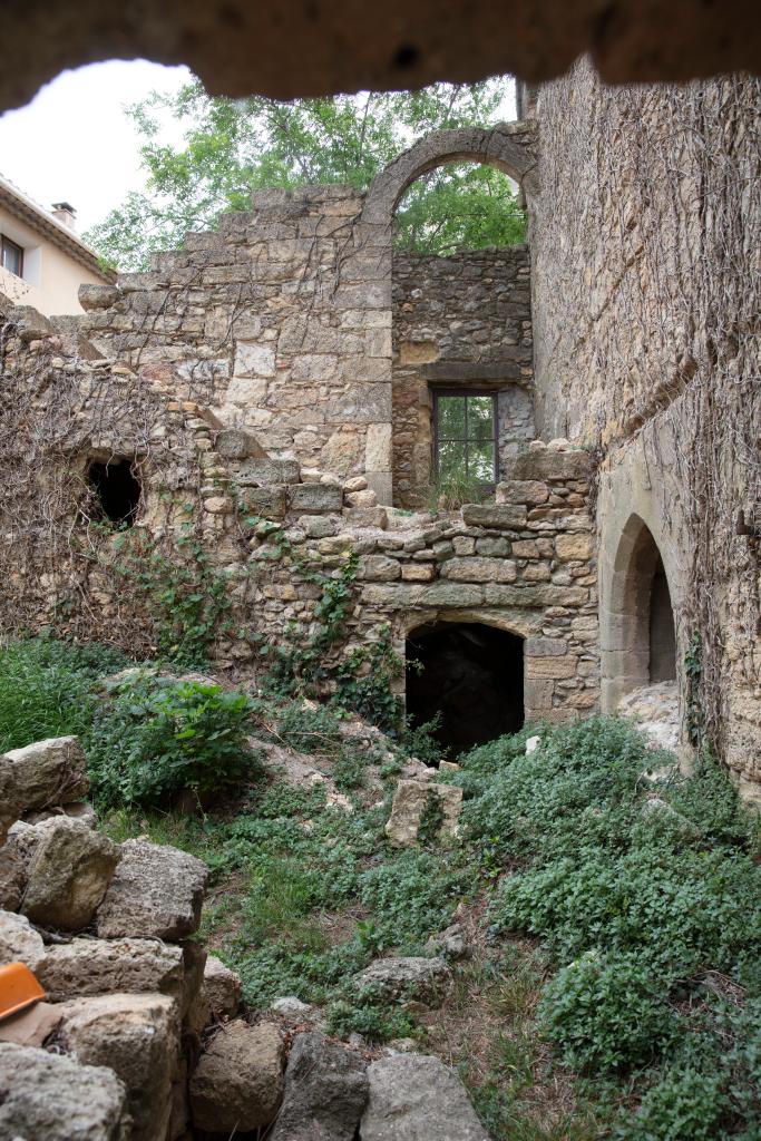 Aile est, vestiges de l'escalier rampe-sur-rampe.