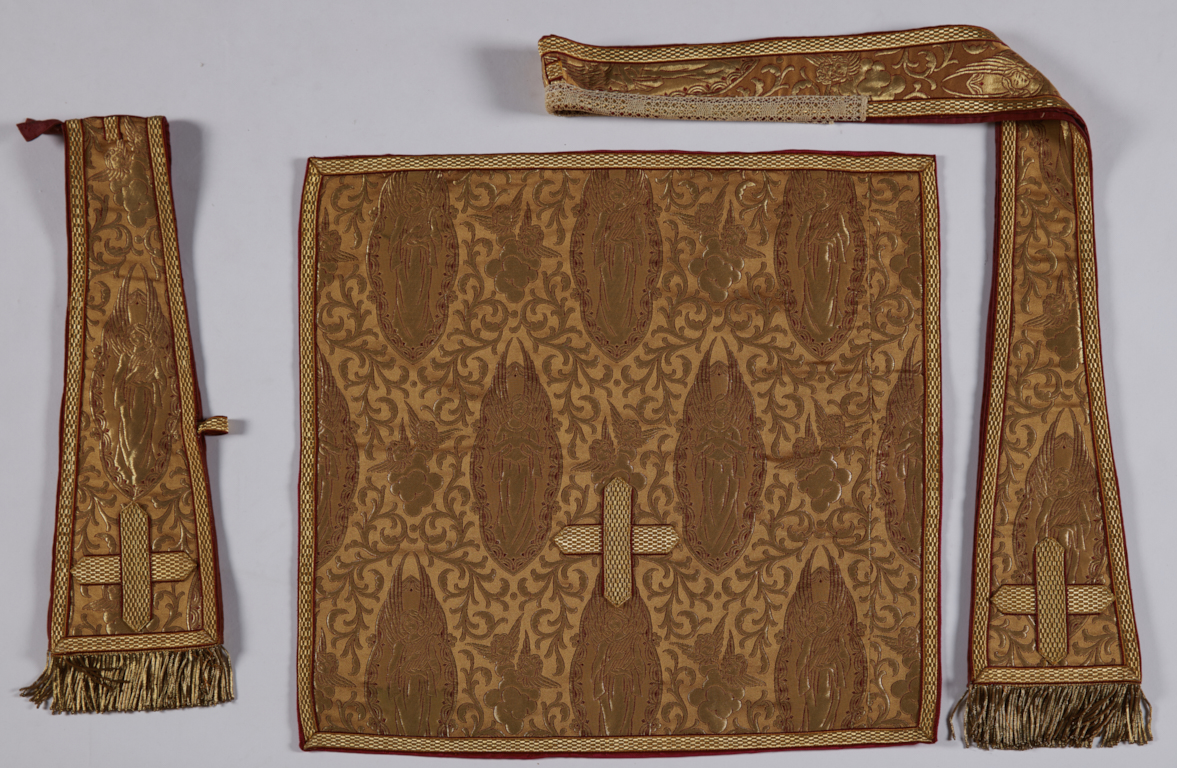 Dessin textile : Anges debout tenant lyre ou phylactère, dans une mandorle à bordures festonnées (type 1)