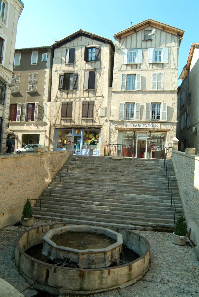 ensemble de la fontaine dite Griffoul : fontaine, escaliers, mur de soutènement et pavement