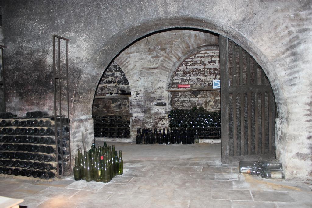 cellier ou cave à vin et à alcool