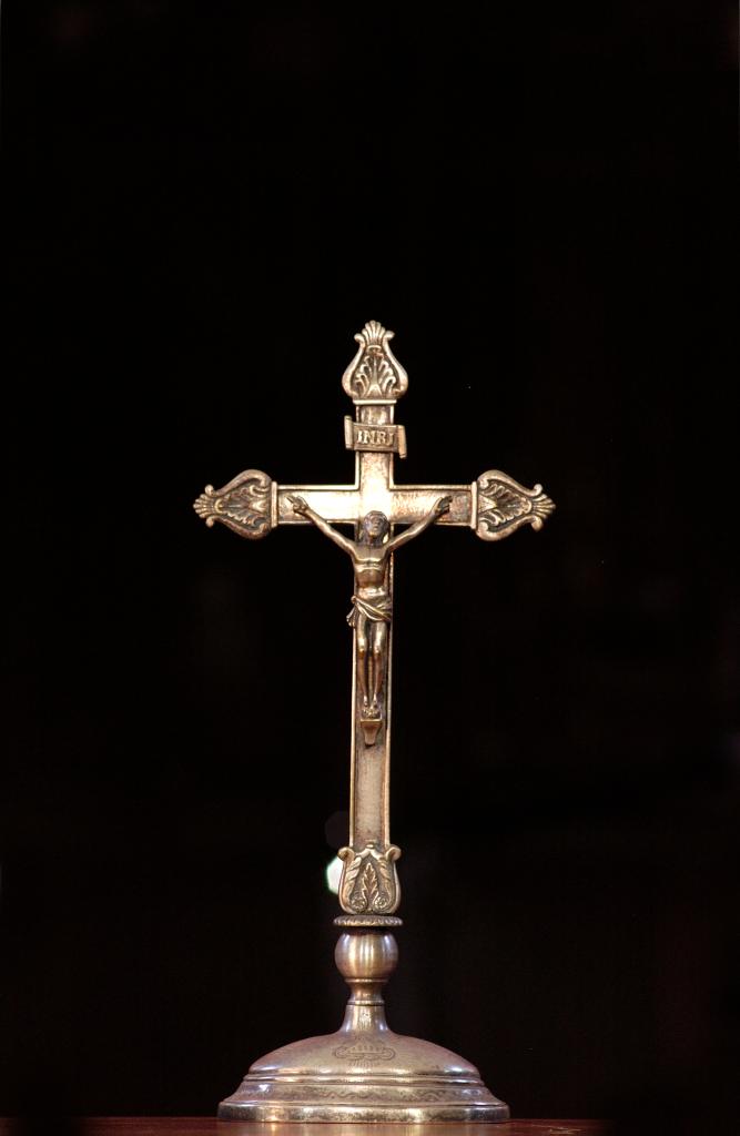 croix d'autel : Christ en croix