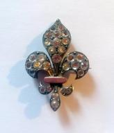 Broche en forme de fleur de lys