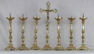 garniture d'autel, comprenant une croix et six chandeliers