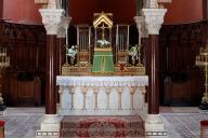 maître-autel surmonté d'un ciborium