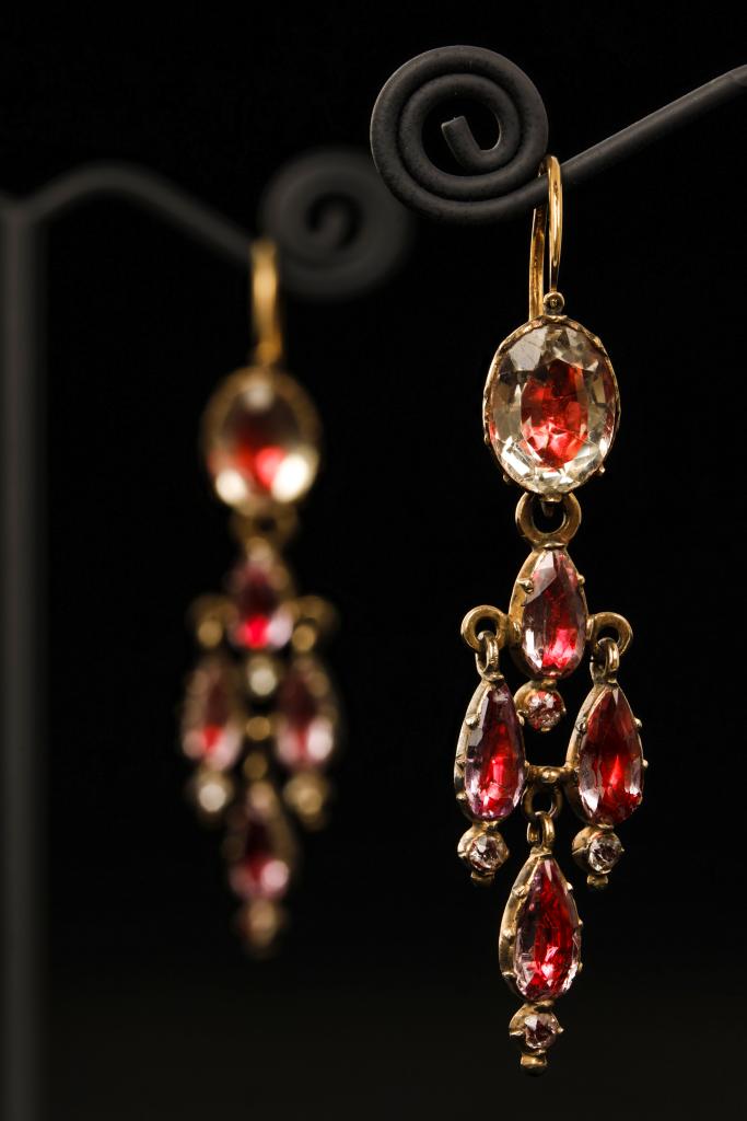 Paire de boucles d'oreilles offertes à Notre-Dame del Coll