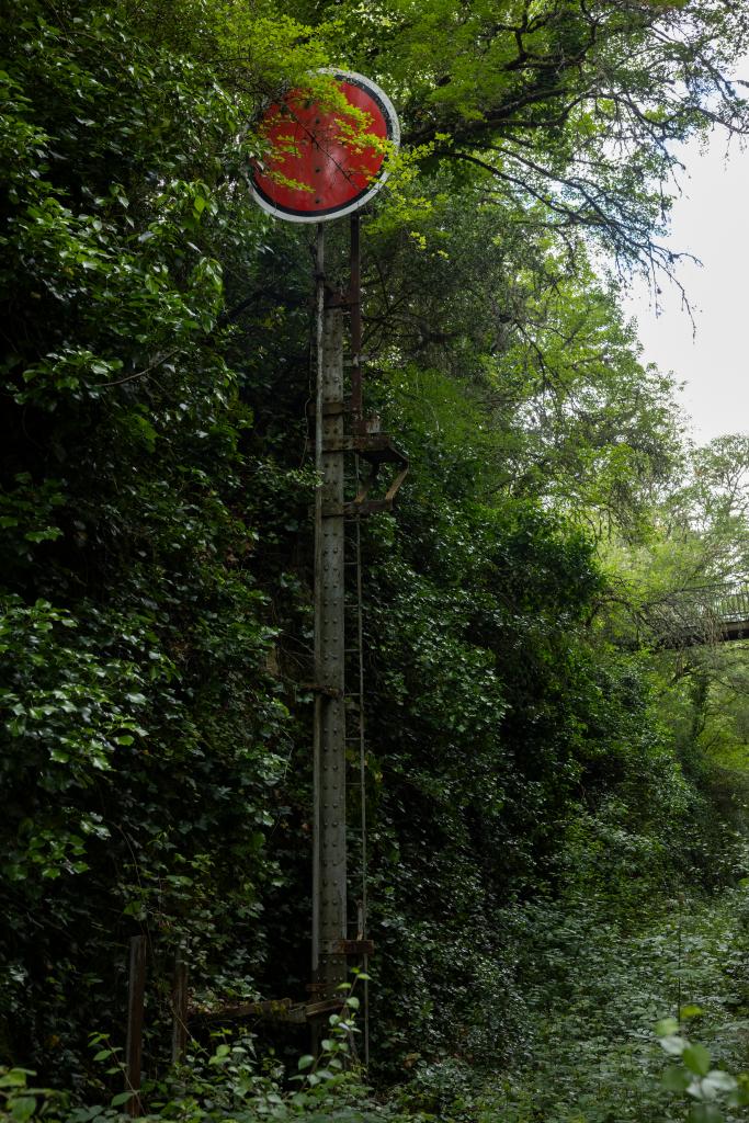 signal mécanique, dit mât de signaux, disque avancé ou disque rouge