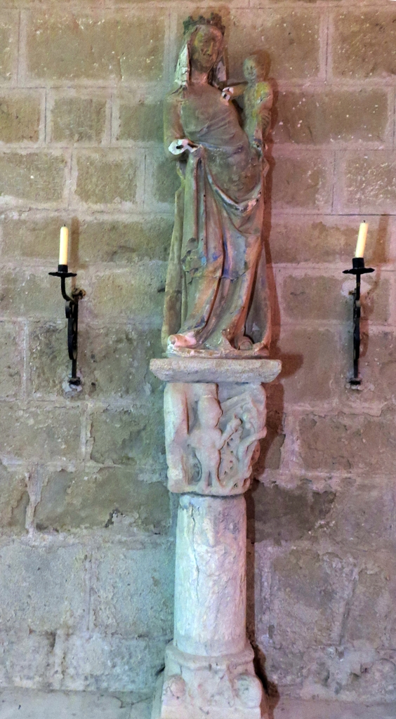 groupe sculpté : Vierge à l'Enfant et colonne à chapiteau roman