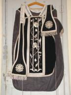 ornement noir : chasuble, étole de clerc, manipule