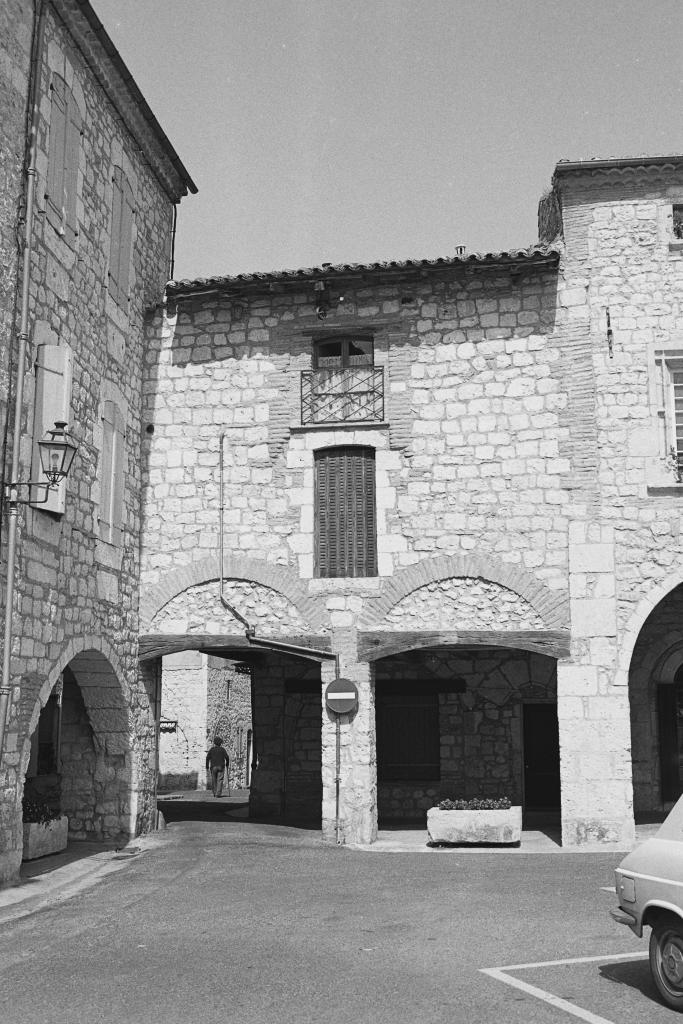 place des cornières (à couverts)