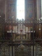 ensemble du mobilier et du décor de la chapelle à sainte Philomène : lambris de demi-revêtement, autel secondaire, tabernacle architecturé à ailes